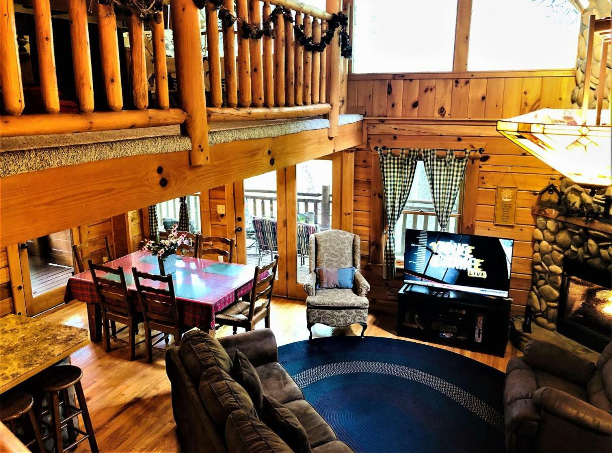Bear Pleasures Cabin Villa แกตลิงเบิร์ก ภายนอก รูปภาพ